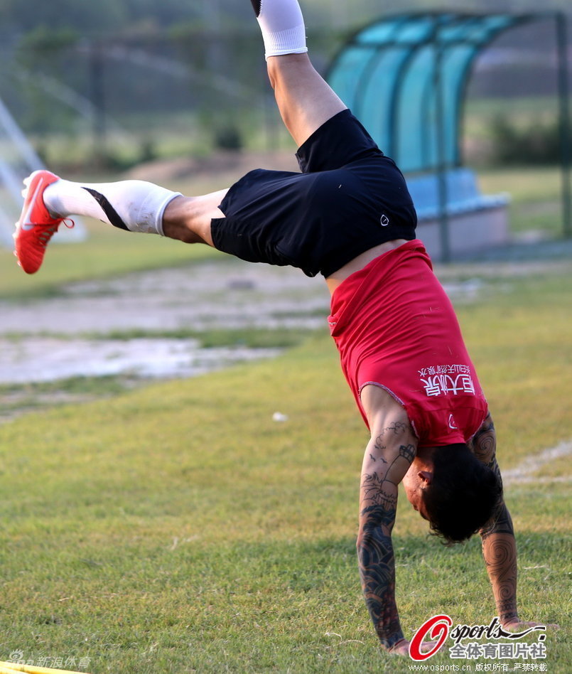 清晨体能课后；瓦伦西亚战术微调备战中超；压力陡增；心理建设被强调的简单介绍